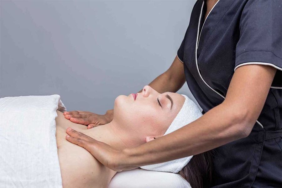Avslappnande massage på behandlingsbrits